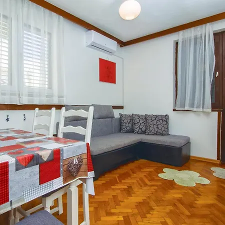 Beautiful In With Kitchen Apartment *